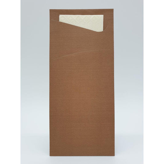 Ein brauner Papierumschlag (190 x 85 mm) der Duni GmbH, dessen obere Ecke leicht geöffnet ist, zeigt im Inneren eine weiße Sacchetto Zelltuch-Serviette vor einem schlichten hellgrauen Hintergrund und hebt dieses praktische Accessoire hervor.