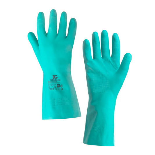 Ein Paar tealfarbene KleenGuard® G80 Chemikalienschutzhandschuhe (33 cm, handspezifische Paare) der Kimberly-Clark GmbH mit strukturierten Handflächen und Fingern, Handflächen nach oben; ein Handschuh zeigt Produktinfos und Symbole in schwarzer Farbe auf dem Handgelenk.
