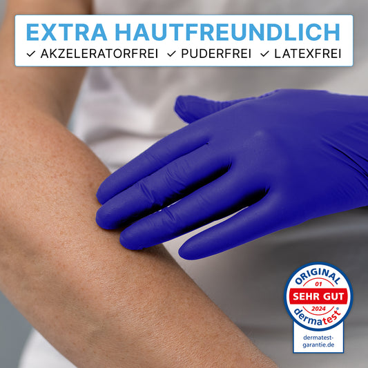 Eine Person trägt ARNOMED NITRIL XTRA PURE Einmalhandschuhe von ARNOWA GmbH und berührt einen Unterarm - das Bild betont die dermatest-geprüfte Hautverträglichkeit der latex- und puderfreien, akzeleratorfreien Nitrilhandschuhe.