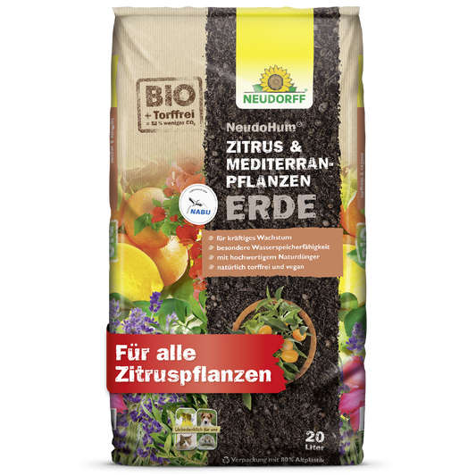 Ein 20-Liter-Sack Neudorff Shop NeudoHum Zitrus- & MediterranpflanzenErde für Zitrus- und mediterrane Pflanzen - ideal für Balkon und Terrasse - zeigt auf seiner Verpackung Zitrusfrüchte, Kräuter, Produktdetails und umweltfreundliche Logos.