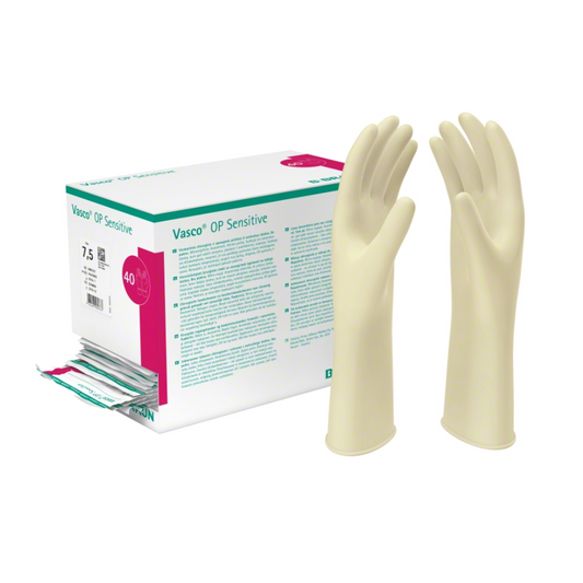 Eine Schachtel B. Braun Vasco® OP Sensitive Naturweiße Latex OP-Handschuhe ist neben einem aufrecht stehenden Paar Handschuhe zu sehen. Die weiße Schachtel weist grüne und rosa Akzente auf und enthält einen Text mit detaillierten Produktinformationen, der „höchster Schutz“ für „chirurgische Eingriffe“ hervorhebt. Mehrere einzeln verpackte Handschuhe sind teilweise sichtbar.