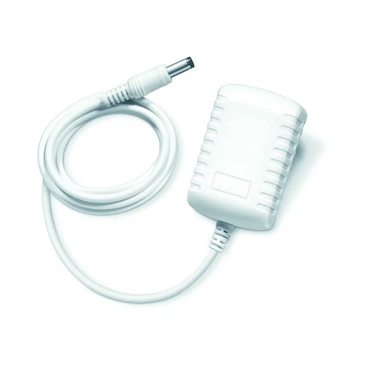 Ein weißes Netzteil der Beurer GmbH mit einem gerippten, rechteckigen Gehäuse und Hohlstecker, kompatibel als Auslaufartikel: Beurer Netzteil für BM 28, 40, 44, 45, 49, 55, 58, 77, dargestellt auf weißem Hintergrund.