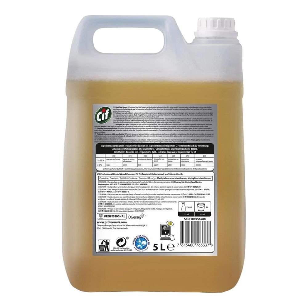 Un bidon de 5 litres de nettoyant pour parquets Cif Professional, commercialisé par Diversey Deutschland GmbH & Co. OHG, est muni d'une poignée et d'un bouchon à vis, ce qui le rend parfaitement adapté au nettoyage professionnel. L'étiquette comporte des informations sur le produit, des instructions d'utilisation et des symboles de sécurité. Le liquide de couleur ambre clair qu'il contient est idéal pour préserver l'éclat des sols stratifiés.