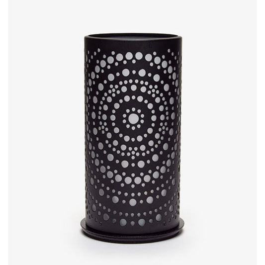 Eine schwarze zylindrische Vase mit kreisförmigen Perforationen in konzentrischen Kreisen, die ein symmetrisches Design erzeugen, das an modernes Design erinnert, ähnlich dem Duni Kerzenhalter Billy Metall von Duni GmbH, steht vor einem schlichten weißen Hintergrund.