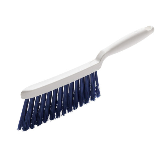 Der HANDBESEN, PBT BLAU ø 0,25MM WEICH, 280X15X50 MM von Haug Bürsten KG verfügt über weiche blaue Borsten und ein abgewinkeltes Design zur schonenden Reinigung empfindlicher Oberflächen oder zum Kehren kleiner Flächen.