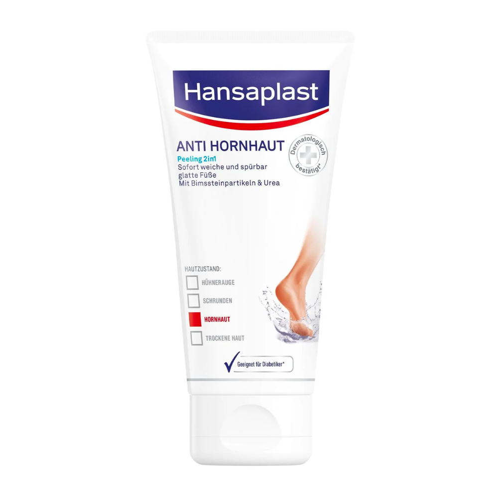 Un tube blanc avec l'article discontinué de Beiersdorf AG : Hansaplast Anti Callosités Peeling 2en1 (75ml) est debout. L'étiquette principalement blanche avec des accents bleus et rouges montre des pieds nus, des éclaboussures d'eau et le texte "Soin des pieds".
