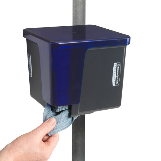 Eine Person zieht ein Hygienetuch aus einem grauen Kimberly-Clark Professional™ Wischtuch-Spender - Viertelgefaltet von Kimberly-Clark GmbH, der an einer vertikalen Metallstange befestigt ist.