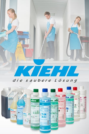Vier Personen in Reinigungsuniformen säubern mit verschiedenen Geräten einen Hausflur. Unter ihnen ist das KIEHL-Logo mit dem Slogan