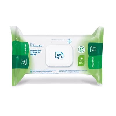 Un paquet de lingettes Dr. Schumacher Descosept Sensitive Wipes BIO (100 lingettes) de la société Dr. Schumacher GmbH présente un emballage vert et blanc sur lequel figurent le nom du produit, des symboles et une ouverture centrale en plastique permettant de prélever ces lingettes biodégradables.