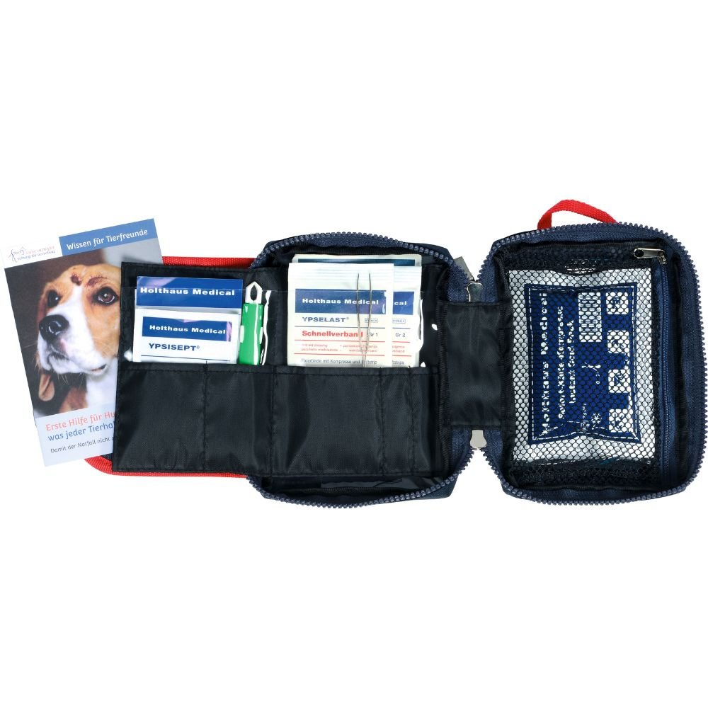 La trousse de premiers secours « Holthaus Medical Pet Care » de la société Holthaus Medical GmbH & Co. KG est une trousse rouge contenant du matériel de pansement, des lingettes antiseptiques et d'autres accessoires médicaux, rangés dans des compartiments séparés. Sur le côté gauche figure un livret orné d'un visage de chien, destiné aux soins d'urgence de votre animal de compagnie.