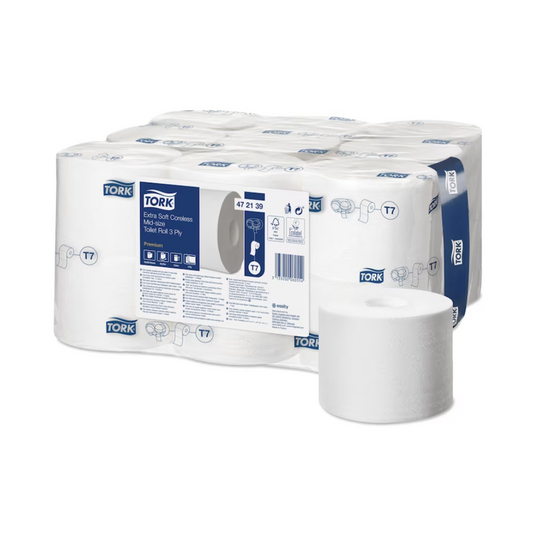 Eine Packung Tork 472139 Optiserve extra weiches hülsenloses Midi Toilettenpapier Premium T7 3-lagig von TORK - Essity Professional Hygiene Germany GmbH enthält mehrere hülsenlose Rollen mit dem Produktnamen und Logo. Eine einzelne Premium T7-Rolle ist elegant davor positioniert.