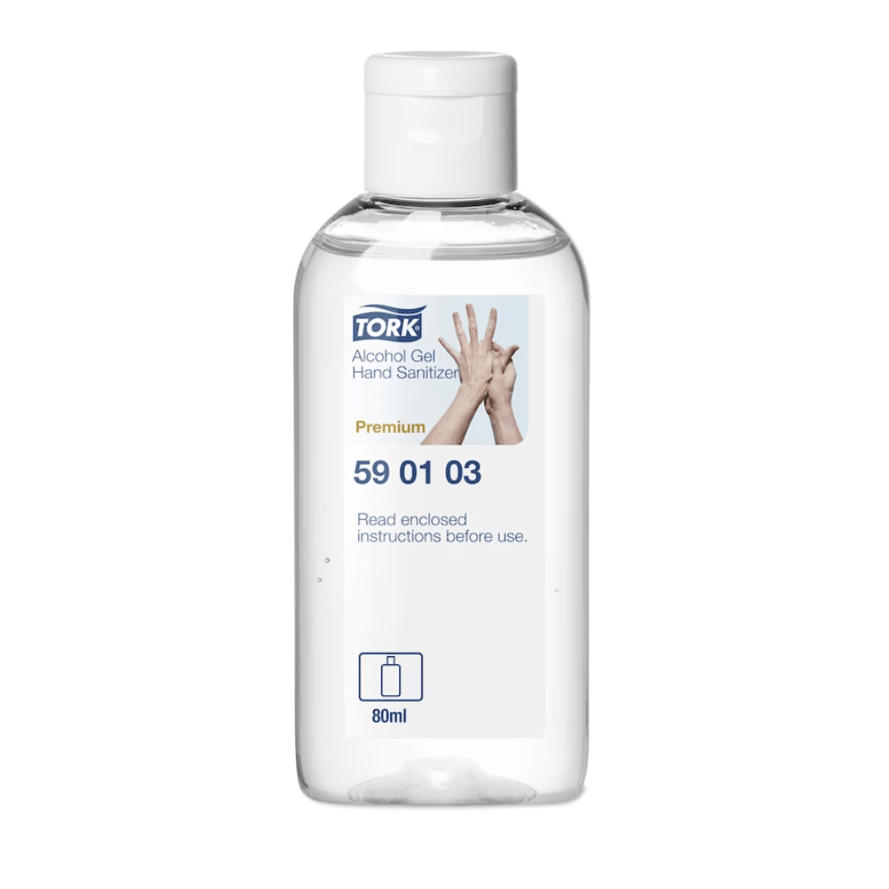 Le flacon « Premium » de gel désinfectant pour les mains Tork 590103 est en plastique transparent et est muni d'un bouchon à clapet blanc. L'étiquette comporte la mention « Gel désinfectant pour les mains », une illustration de mains, et indique qu'il contient 80 ml d'alcool à 80 %. Des instructions relatives à la désinfection chirurgicale des mains sont fournies à titre de référence avant utilisation. Ce produit fait partie de la gamme TORK d'Essity Professional Hygiene Germany GmbH.