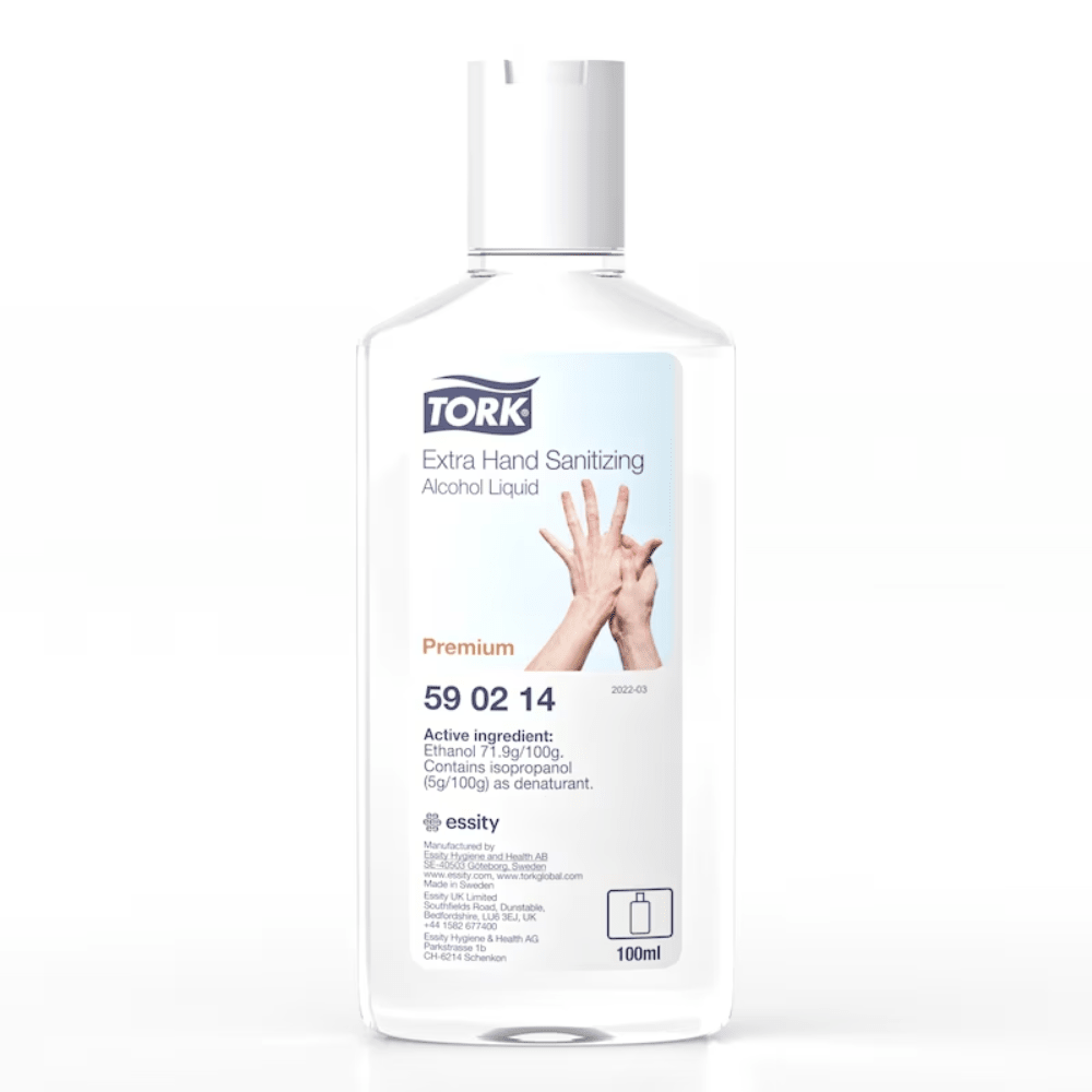 Un flacon de 100 ml de gel hydroalcoolique désinfectant pour les mains Tork 590214 Extra est muni d'une étiquette qui met en avant les mains et indique clairement les ingrédients, tels que l'éthanol. Le logo TORK est bien visible, et un symbole de recyclage figure discrètement au bas du flacon.