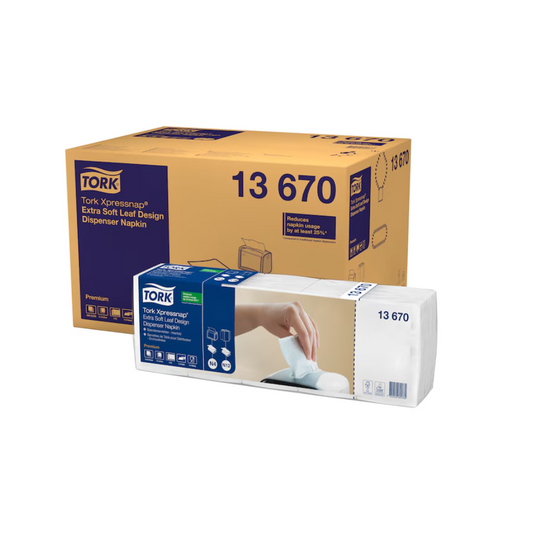 Eine Tork Xpressnap® 13670 Spenderserviettenbox im extraweichen Blattdesign mit der Marke TORK von Essity Professional Hygiene Germany GmbH wird neben einer Verpackung gezeigt, auf der eine Hand eine Serviette aus dem Spender zieht.