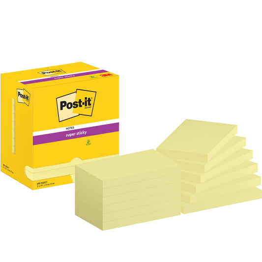 Eine Schachtel Post-it® Super Sticky Notes der 3M Deutschland GmbH ist neben mehreren gelben Haftnotizen (76 mm x 127 mm, 90 Blatt/Block, 12 Blöcke/Packung) abgebildet, alle in PEFC-zertifizierter Kartonverpackung.