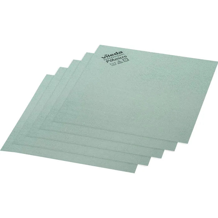 Cinq chiffons de nettoyage verts de la gamme Vileda Professional PVAmicro sont empilés, le chiffon du dessus portant la mention « Vileda PVAmicro ». Ces chiffons carrés de la société Vileda GmbH sont composés de microfibres et sont fabriqués dans un tissu en microfibres.