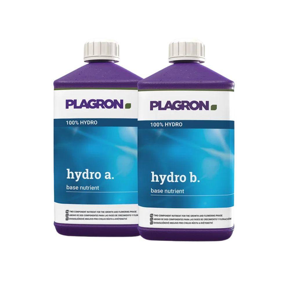 Sur fond blanc, deux bouteilles en plastique Plagron Hydro A + B de Bertels B.V., engrais bicomposant pour la phase de floraison, pour substrats inertes, avec des bouchons violets et des étiquettes bleu-blanc sont représentées.