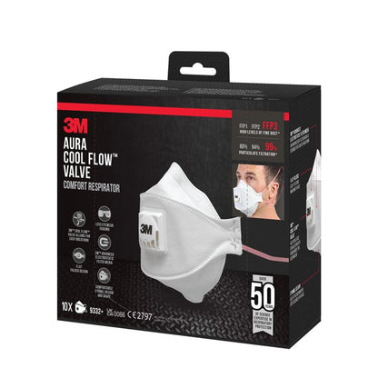 Illustrée est une boîte du masque anti-particules 3M™ Aura™ Comfort Cool Flow™ 9332+, FFP3, avec valve de 3M Deutschland GmbH avec des illustrations du masque et d'un utilisateur. La boîte montre la protection FFP3, 10 masques et fait référence à plus de 50 ans d'expérience de 3M.