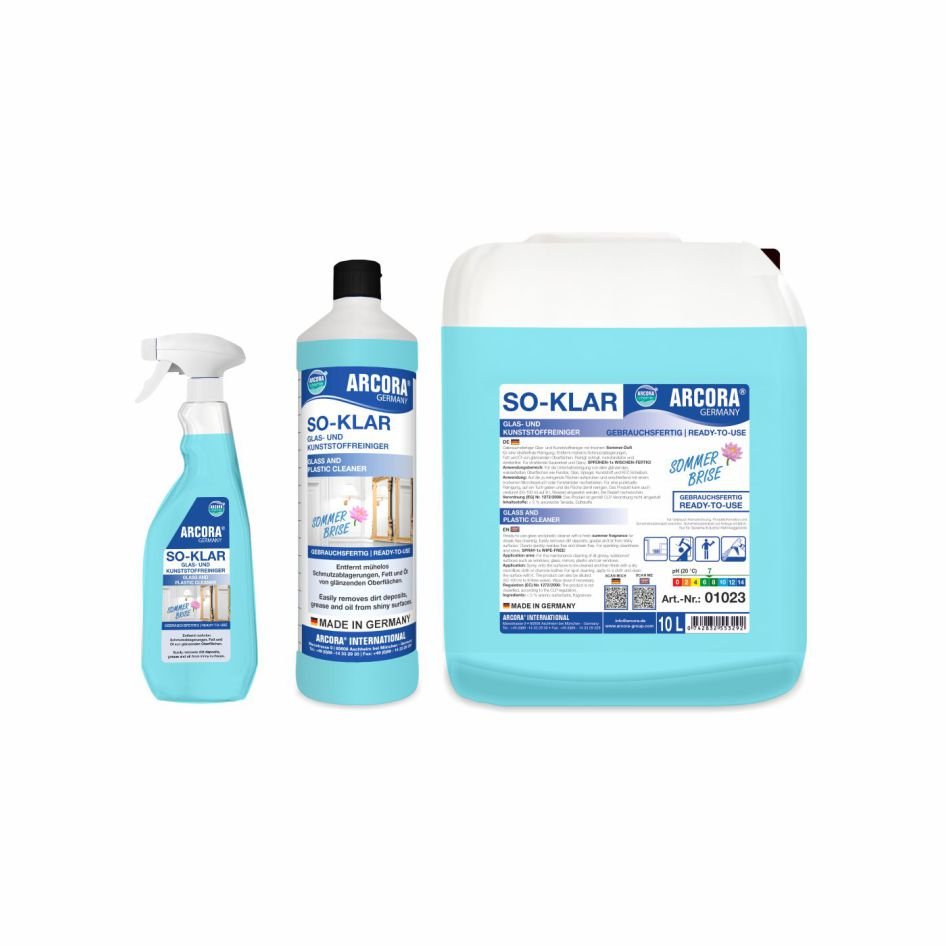Arcora SO-KLAR nettoyant pour verre et plastique d'Arcora International GmbH est disponible en contenants pulvérisateurs, 1L et 10L avec un liquide bleu et des étiquettes blanc-bleu pour un nettoyage sans traces.