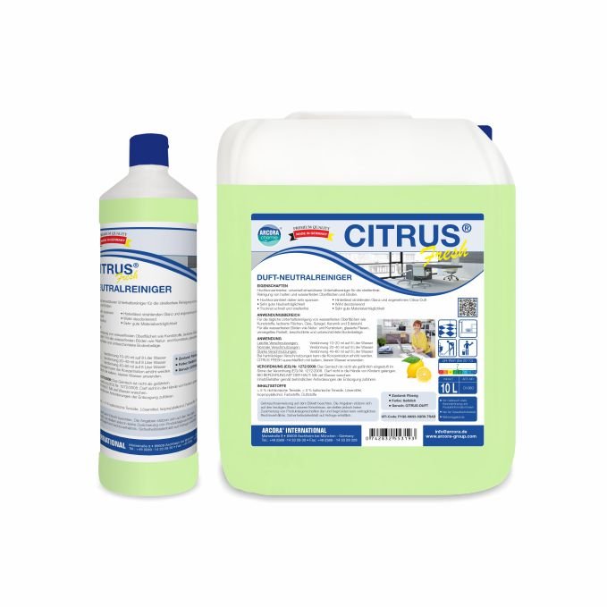 Illustrés sont deux conteneurs du nettoyant neutre Arcora CITRUS FRESH de Arcora International GmbH : une bouteille de 1 litre et un bidon de 10 litres, tous deux avec un bouchon bleu et des étiquettes montrant des surfaces nettoyées, des citrons et un parfum frais d'agrumes.