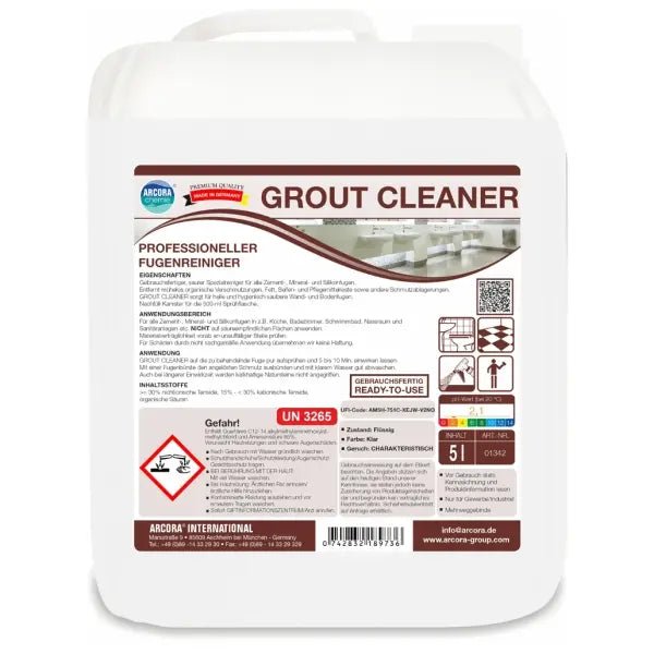 Un conteneur blanc de 5 litres portant l'inscription "Arcora GROUT CLEANER FUGEN- UND FLIESENREINIGER" de Arcora International GmbH affiche à l'avant des instructions, des avertissements de sécurité, des symboles de danger et des informations sur le produit en allemand et en anglais.