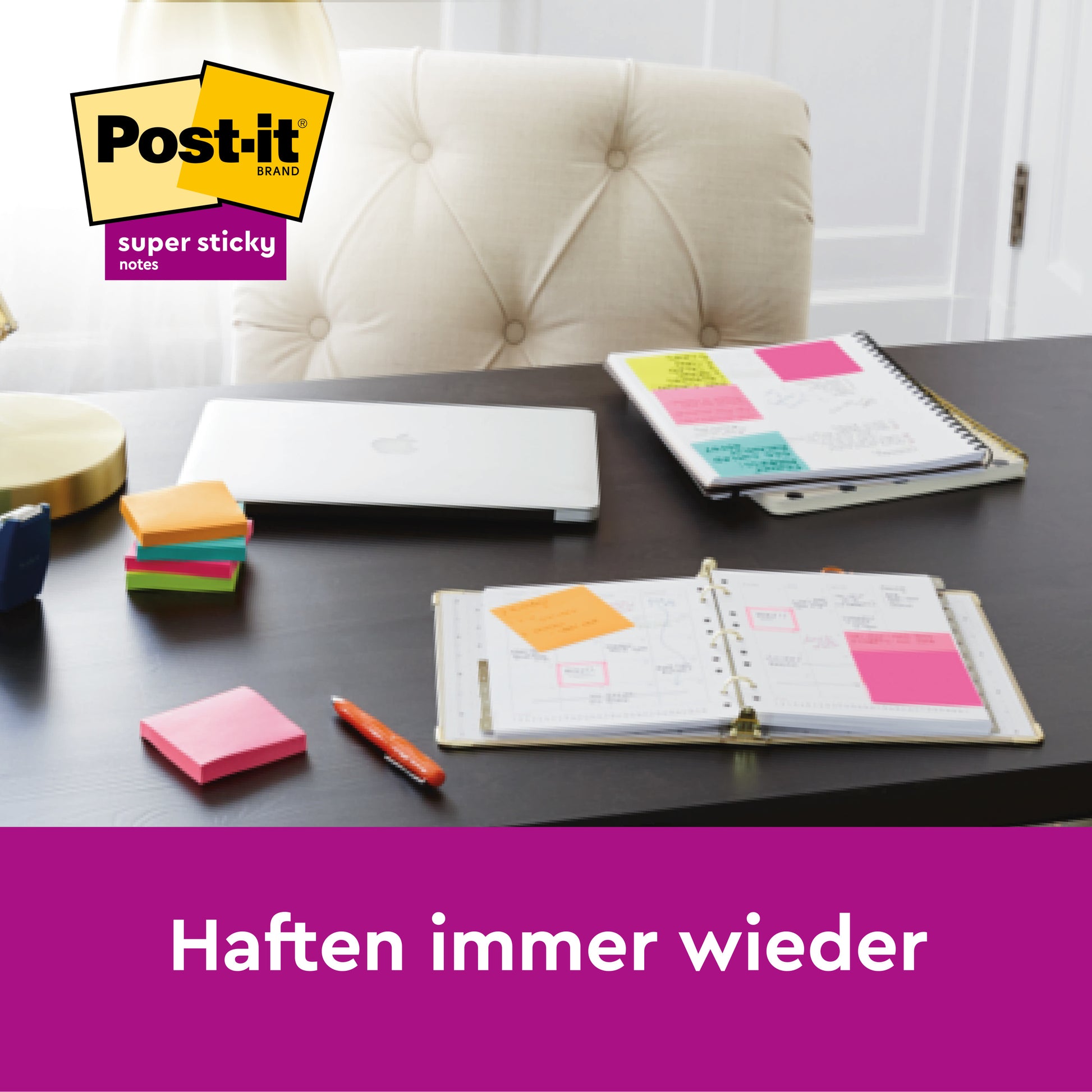 Ein aufgeräumter Schreibtisch mit Planern, bunten Klebezetteln, einem geschlossenen Laptop, Stift und Post-it® Super Sticky Notes farbig Kombipackung mit Page Markern von 3M Deutschland GmbH. Auf einem lila Banner darunter steht "Haften immer wieder." Logo in der Ecke.