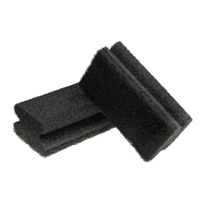 Le tampon à manche Scotch-Brite® de 3M Deutschland GmbH (1 pièce) est un tampon abrasif noir, rectangulaire avec une texture rugueuse, empilé sur un fond blanc - parfait pour le nettoyage des grilles.