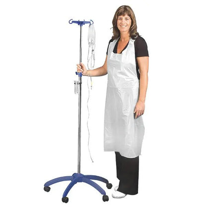 Une femme vêtue de noir sourit en tenant une perche à perfusion. Elle porte les tabliers jetables Altruan Clinhand pour femmes, 120 cm (50 pièces). Le tablier jetable blanc se détache sur le fond sobre.