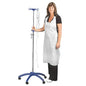 Une femme vêtue de noir sourit en tenant une perche à perfusion. Elle porte les tabliers jetables Altruan Clinhand pour femmes, 120 cm (50 pièces). Le tablier jetable blanc se détache sur le fond sobre.