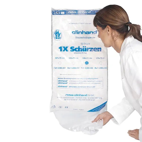 Une femme en blouse blanche sort un tablier jetable Clinhand pour femmes, 120 cm, d'un paquet Altruan portant l'inscription "50 pièces" - tabliers jetables avec des informations produit en bleu et noir sur le devant.