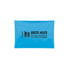 Premiers secours : en randonnée avec un sac à dos (bleu)