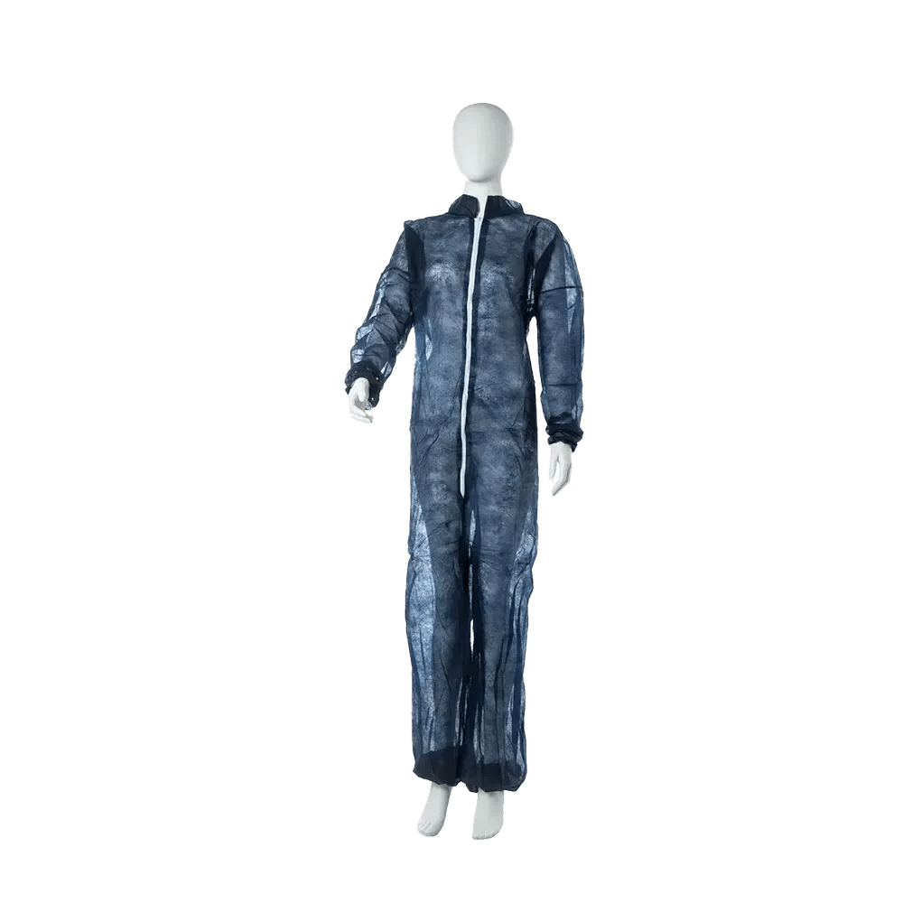 Un mannequin blanc présente la combinaison MED-COMFORT PP avec col montant en bleu de AMPri Handelsgesellschaft mbH, une combinaison intégrale avec manches longues et fermeture éclair frontale, devant un fond blanc simple.