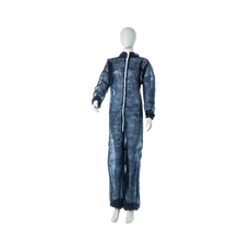 Eine weiße Schaufensterpuppe zeigt den MED-COMFORT PP-Overall mit Stehkragen in Blau der AMPri Handelsgesellschaft mbH, einen Ganzkörper-Overall mit langen Ärmeln und Frontreißverschluss, vor einem schlichten weißen Hintergrund.