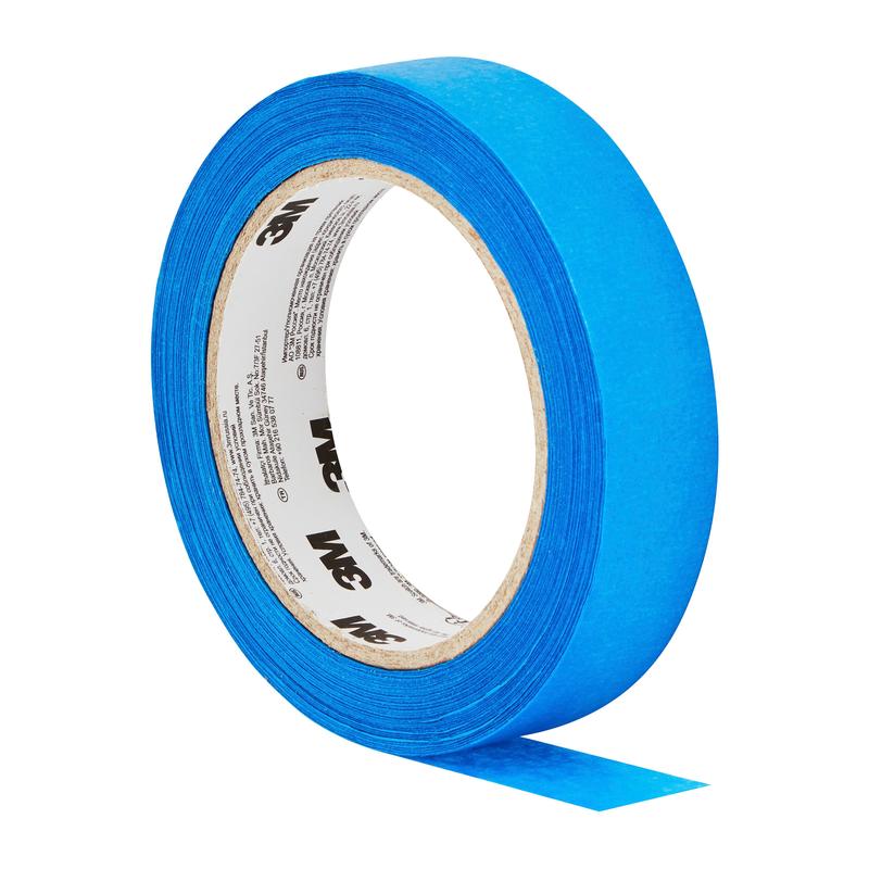 Un rouleau de ruban de masquage ScotchBlue™ "Multi-Surface" de 3M Deutschland GmbH avec une bande bleue partiellement déroulée montre l'étiquette intérieure avec le logo "3M" sur fond blanc.