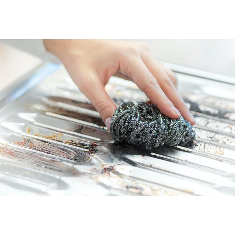 Avec la spirale en acier inoxydable Scotch-Brite® de 3M Deutschland GmbH (3 pièces par paquet), les salissures tenaces et la graisse peuvent être éliminées facilement lors du nettoyage de la cuisine, par exemple dans l'évier ou sur la cuisinière.