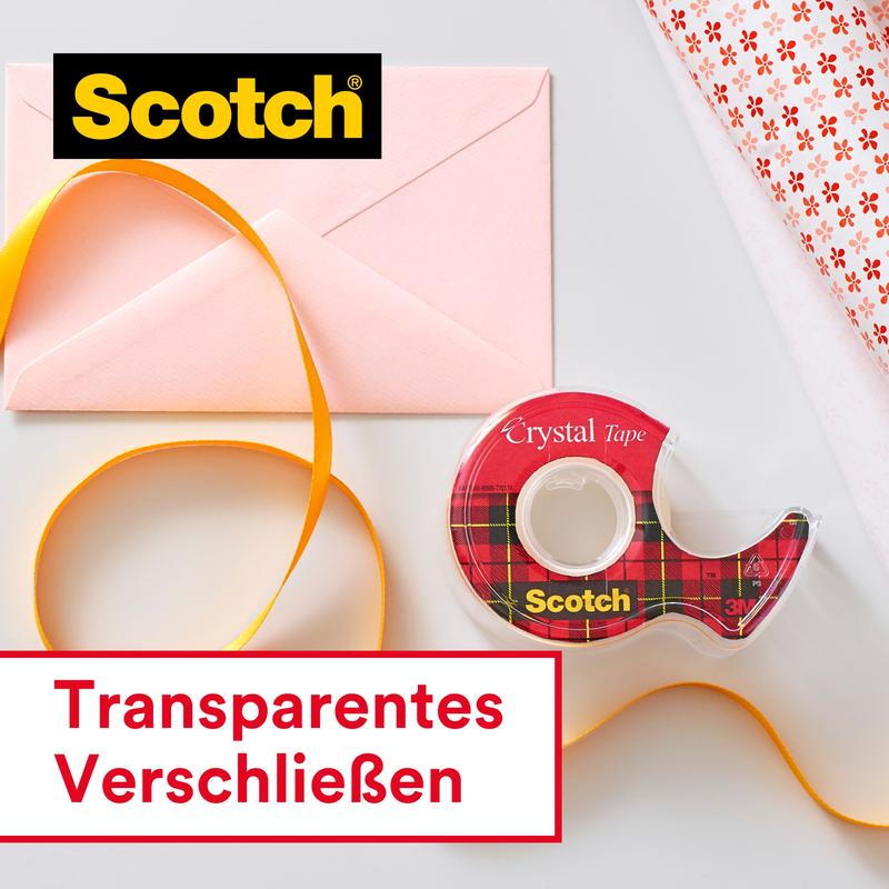 Un paquet de ruban adhésif Scotch® Crystal (19mm x 25m + 5m GRATUIT) sur dévidoir manuel de 3M Deutschland GmbH, une enveloppe rose, un ruban jaune et du papier cadeau sont posés sur un fond blanc. Dans l'image : "Fermeture transparente."