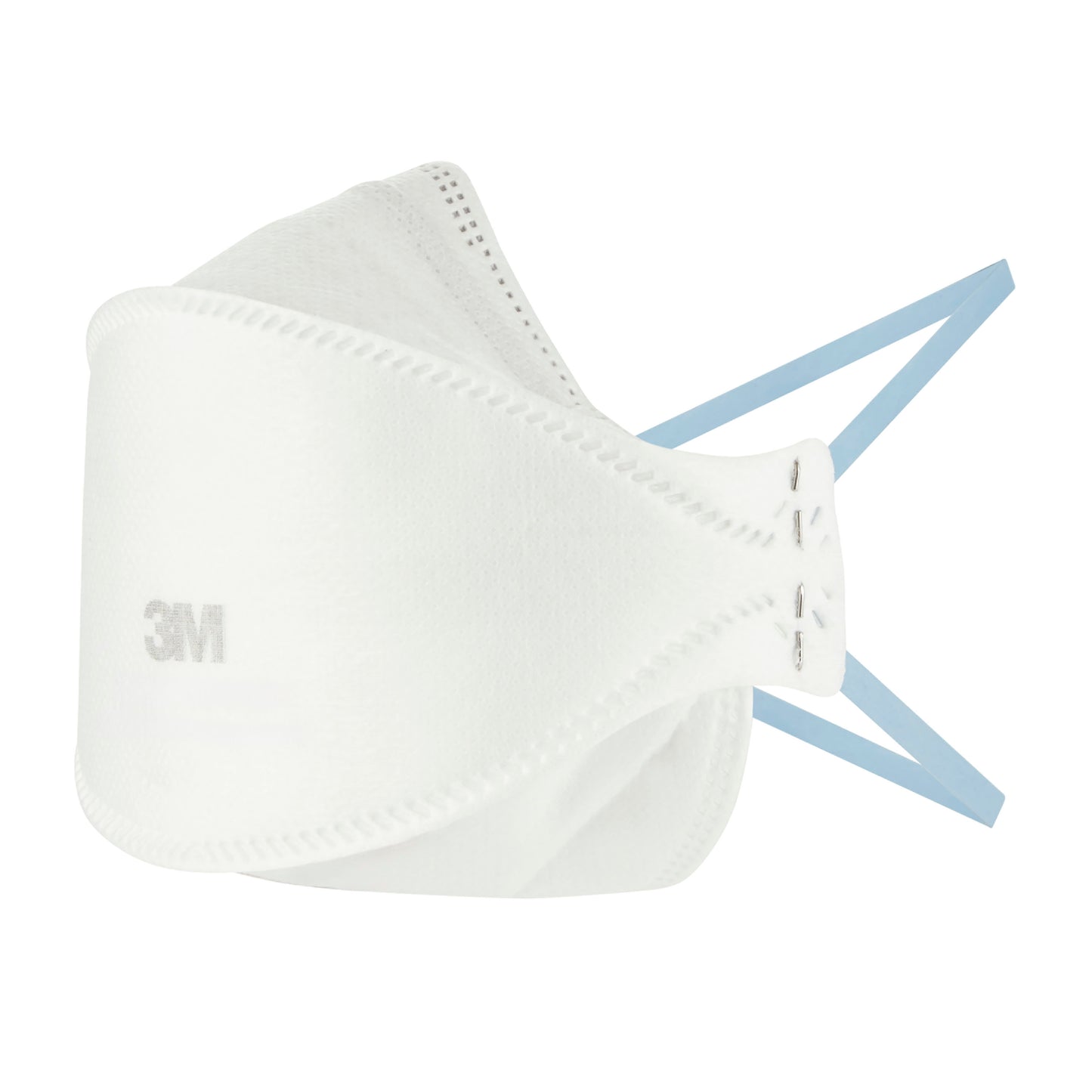 Un masque de confort à particules 3M™ Aura™ 9320+, FFP2, sans valve (paquet de 5), de 3M Deutschland GmbH, plié avec des bandes bleues et le logo 3M sur fond blanc, vu de côté devant un fond uni.