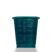 Ein transluzenter tealfarbener MED COMFORT ECO Einmal Medizinbecher 30 ml graduiert von AMPri Handelsgesellschaft mbH mit Milliliter-Markierung, abgebildet vor einem schlichten weißen Hintergrund.