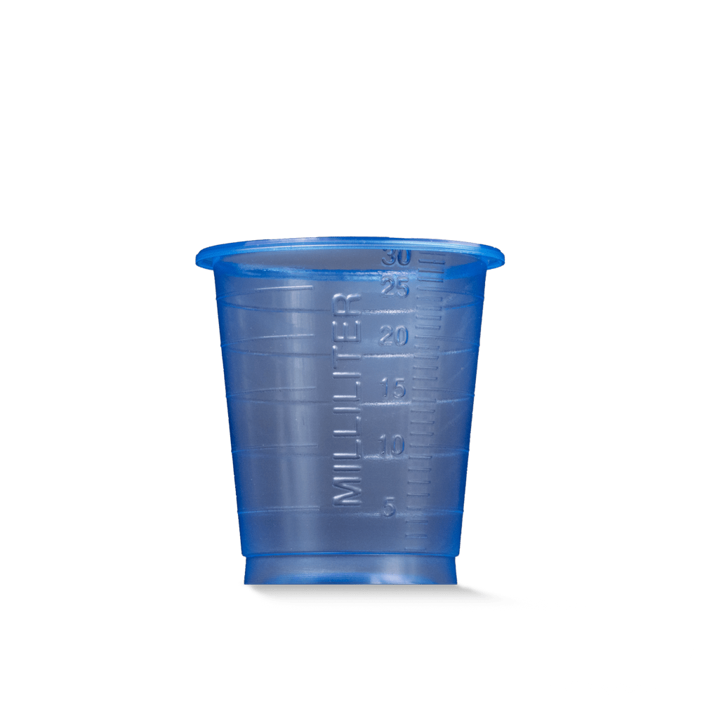 Le gobelet médical à usage unique MED COMFORT BASIC de la société AMPri Handelsgesellschaft mbH est un petit gobelet en plastique bleu gradué de 30 ml destiné à un usage médical, représenté sur un fond blanc uni.