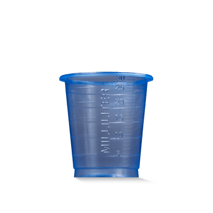 Le gobelet médical à usage unique MED COMFORT BASIC de la société AMPri Handelsgesellschaft mbH est un petit gobelet en plastique bleu gradué de 30 ml destiné à un usage médical, représenté sur un fond blanc uni.