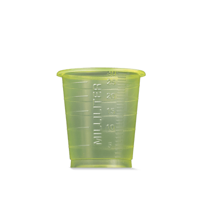 Un gobelet médical jetable MED COMFORT BASIC de couleur jaune translucide, fabriqué par la société AMPri Handelsgesellschaft mbH, d'une contenance de 30 ml, muni de graduations à usage médical, représenté sur un fond blanc uni.