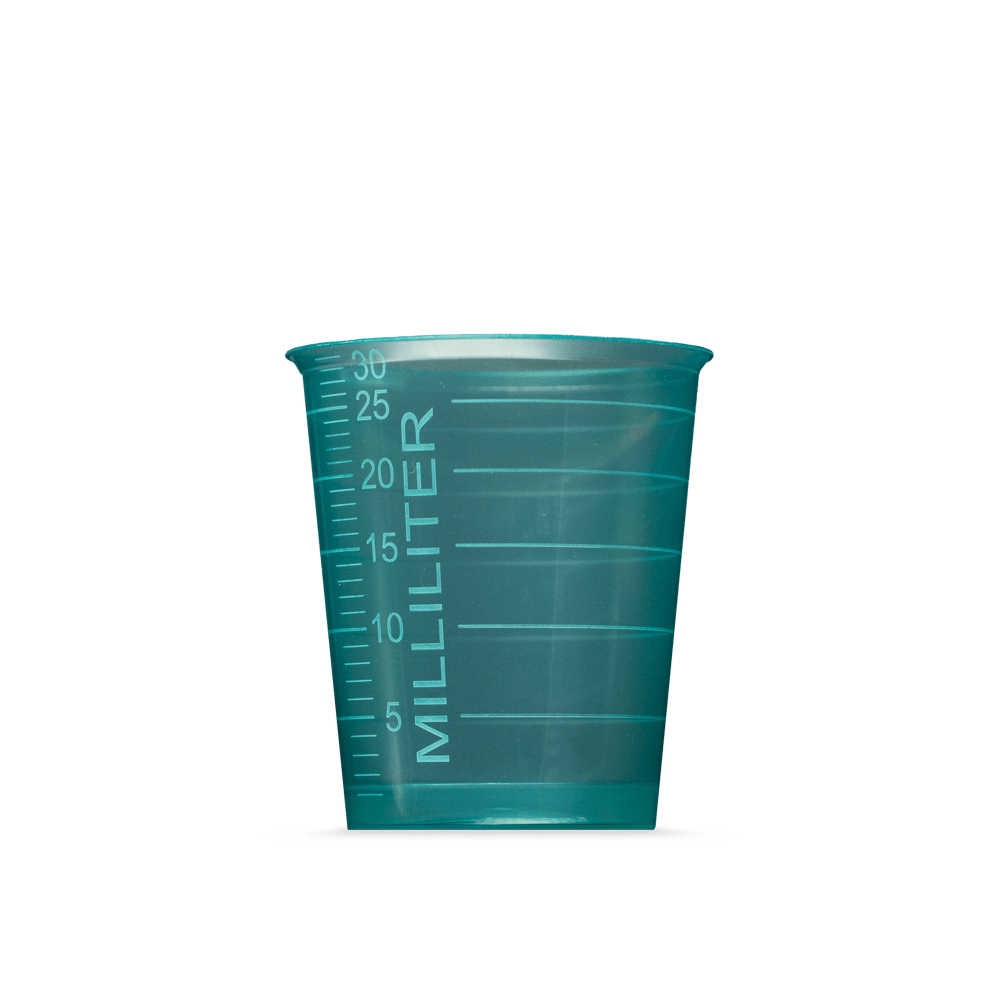 Un gobelet médical jetable MED COMFORT BASIC vert translucide de la société AMPri Handelsgesellschaft mbH, d'une contenance de 30 ml et doté d'une graduation en millilitres, se détache sur un fond blanc sobre – idéal pour un usage médical.