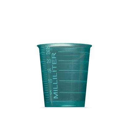 Un gobelet médical jetable MED COMFORT BASIC vert translucide de la société AMPri Handelsgesellschaft mbH, d'une contenance de 30 ml et doté d'une graduation en millilitres, se détache sur un fond blanc sobre – idéal pour un usage médical.