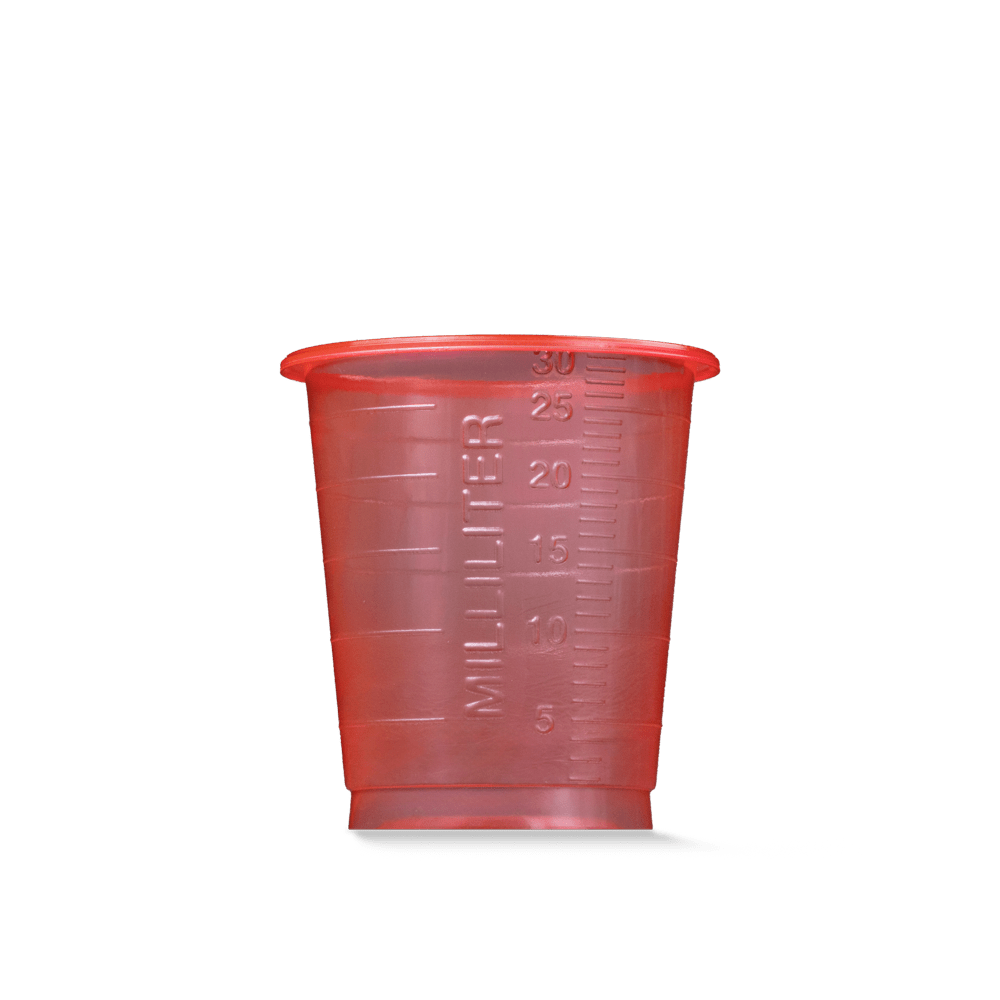 Un gobelet médical jetable MED COMFORT BASIC rouge translucide, d'une contenance de 30 ml, gradué, fabriqué par AMPri Handelsgesellschaft mbH à usage médical, avec un repère à 30 ml, présenté sur un fond blanc uni.