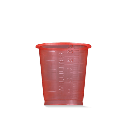 Un gobelet médical jetable MED COMFORT BASIC rouge translucide, d'une contenance de 30 ml, gradué, fabriqué par AMPri Handelsgesellschaft mbH à usage médical, avec un repère à 30 ml, présenté sur un fond blanc uni.