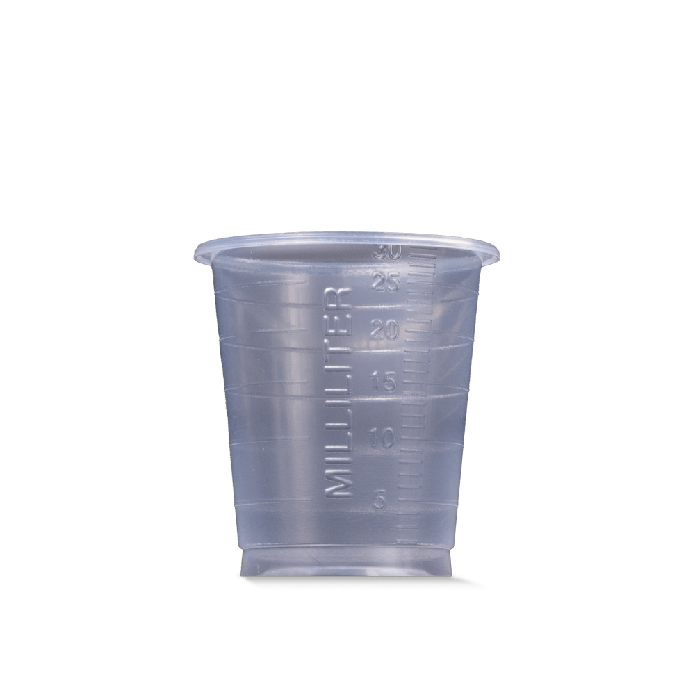 Le gobelet médical à usage unique MED COMFORT BASIC de la société AMPri Handelsgesellschaft mbH est un gobelet gradué transparent de 30 ml, représenté ici en position verticale et vide sur fond blanc, avec des graduations en millilitres clairement visibles — idéal pour un usage médical.