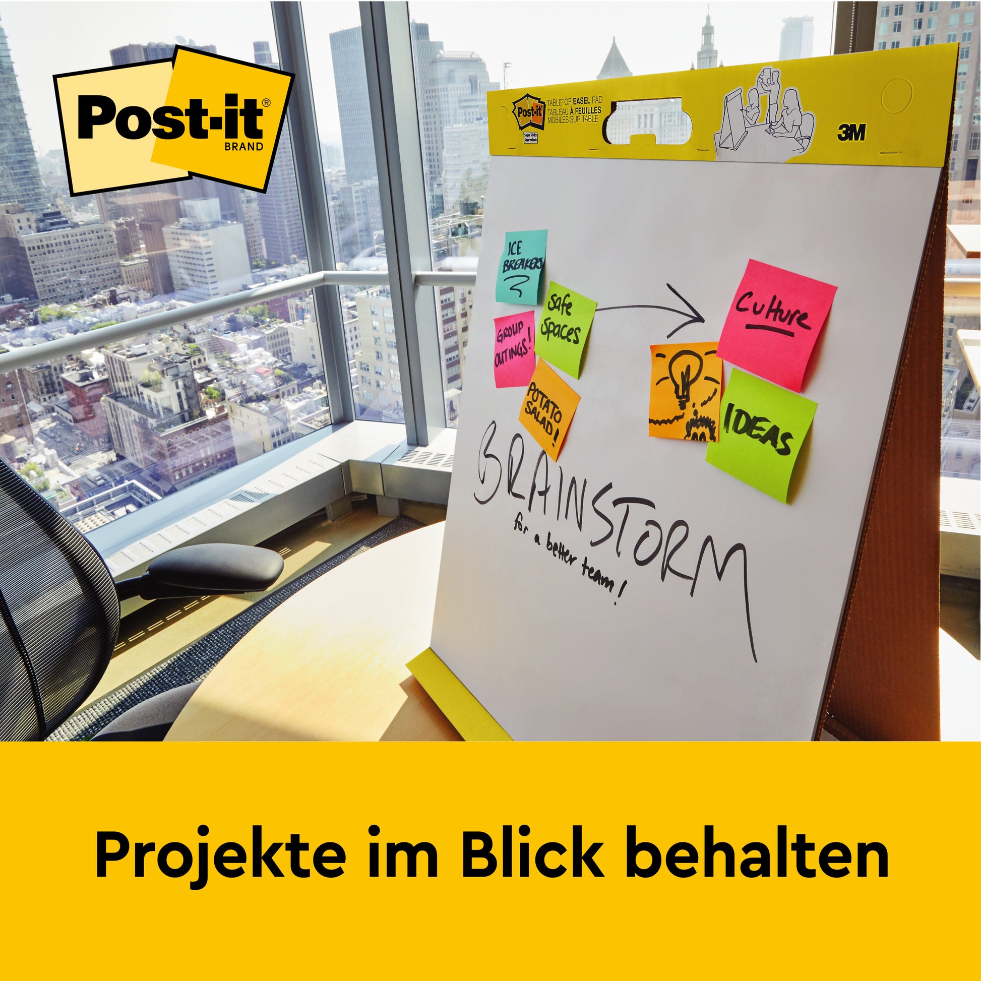 Ein Post-it® Super Sticky Meeting Chart/Flipchart (58,4 x 50,8 cm, 20 Blatt) von 3M Deutschland GmbH mit bunten Notizen ("We appreciate", "Save spaces", "Culture", "Ideas") steht im Büro mit Stadtblick. Text: "Projekte im Blick behalten.