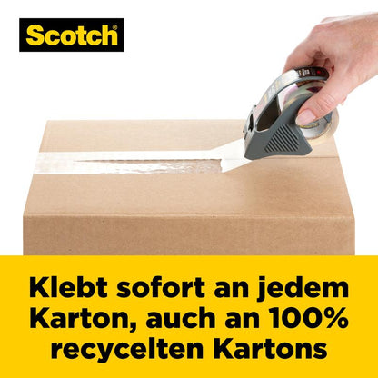 Une main ferme un carton brun avec du ruban d'emballage Scotch® Box Lock™ 48 mm x 20,3 m de 3M Deutschland GmbH. Texte : "Colle immédiatement à toute boîte, même aux boîtes 100% recyclées." Le logo Scotch apparaît en haut à gauche.