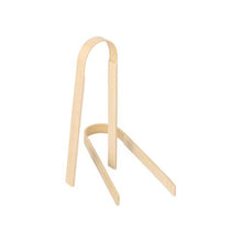 Une paire de pinces à fingerfood en bambou PAPSTAR, 10 cm (50 pièces) de PAPSTAR GmbH avec un design simple en U se tient debout sur un fond blanc.