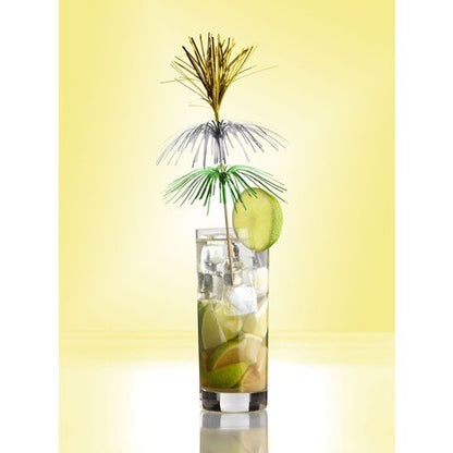 Un grand verre avec de la glace, des quartiers de citron vert et une boisson légère est garni d'une tranche de citron vert et d'un PAPSTAR 100 Deko-Picker de la société PAPSTAR en or métallique, argent et vert - idéal pour des présentations élégantes sur fond jaune.